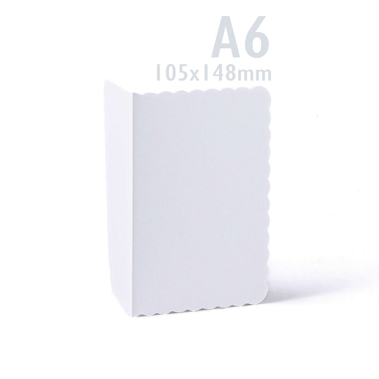 Witte kaarten en enveloppen met golvende rand – verpakking